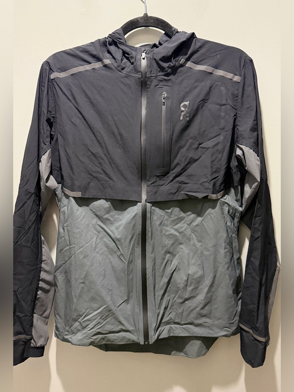 On Running Men’s  Hooded Windbreaker Jacket - Grey & Black - Picture 7 of 13